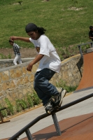 Los jóvenes Skatos disfrutan del nuevo parque Enoc Cancino Casaonda el cual es inaugurado esta mañana en el oriente norte de esta ciudad. Este parque cuenta con varias pistas para practicar jockey sobre ruedas y saltos en rampas donde se realizaran compet