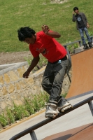 Los jóvenes Skatos disfrutan del nuevo parque Enoc Cancino Casaonda el cual es inaugurado esta mañana en el oriente norte de esta ciudad. Este parque cuenta con varias pistas para practicar jockey sobre ruedas y saltos en rampas donde se realizaran compet