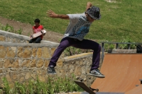 Los jóvenes Skatos disfrutan del nuevo parque Enoc Cancino Casaonda el cual es inaugurado esta mañana en el oriente norte de esta ciudad. Este parque cuenta con varias pistas para practicar jockey sobre ruedas y saltos en rampas donde se realizaran compet