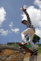 Los jóvenes Skatos disfrutan del nuevo parque Enoc Cancino Casaonda el cual es inaugurado esta mañana en el oriente norte de esta ciudad. Este parque cuenta con varias pistas para practicar jockey sobre ruedas y saltos en rampas donde se realizaran compet