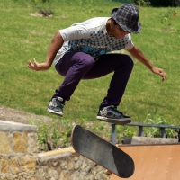 Los jóvenes Skatos disfrutan del nuevo parque Enoc Cancino Casaonda el cual es inaugurado esta mañana en el oriente norte de esta ciudad. Este parque cuenta con varias pistas para practicar jockey sobre ruedas y saltos en rampas donde se realizaran compet