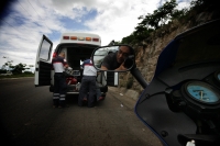 Un joven con raspones en la cara y un golpe en la muñeca sale bien librado de una caída de su motocicleta en el libramiento norte por exceso de velocidad. Según las autoridades de transito se evitaron heridas severas por el uso de equipo de protección.