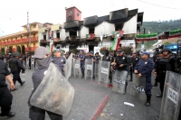 Lunes 1 de octubre del 2012. Motozintla, Chiapas. Aspectos de la violencia en esta comunidad de la zona sierra de Chiapas durante este fin de semana cuando personas inconformes incendiaron el edificio de la administración municipal, la Casa de la Cultura,