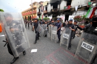 Lunes 1 de octubre del 2012. Motozintla, Chiapas. Aspectos de la violencia en esta comunidad de la zona sierra de Chiapas durante este fin de semana cuando personas inconformes incendiaron el edificio de la administración municipal, la Casa de la Cultura,
