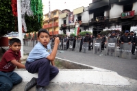 Lunes 1 de octubre del 2012. Motozintla, Chiapas. Aspectos de la violencia en esta comunidad de la zona sierra de Chiapas durante este fin de semana cuando personas inconformes incendiaron el edificio de la administración municipal, la Casa de la Cultura,