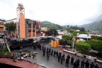 Lunes 1 de octubre del 2012. Motozintla, Chiapas. Aspectos de la violencia en esta comunidad de la zona sierra de Chiapas durante este fin de semana cuando personas inconformes incendiaron el edificio de la administración municipal, la Casa de la Cultura,
