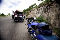 Un joven con raspones en la cara y un golpe en la muñeca sale bien librado de una caída de su motocicleta en el libramiento norte por exceso de velocidad. Según las autoridades de transito se evitaron heridas severas por el uso de equipo de protección.