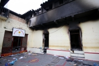 Lunes 1 de octubre del 2012. Motozintla, Chiapas. Aspectos de la violencia en esta comunidad de la zona sierra de Chiapas durante este fin de semana cuando personas inconformes incendiaron el edificio de la administración municipal, la Casa de la Cultura,
