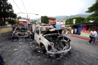 Lunes 1 de octubre del 2012. Motozintla, Chiapas. Aspectos de la violencia en esta comunidad de la zona sierra de Chiapas durante este fin de semana cuando personas inconformes incendiaron el edificio de la administración municipal, la Casa de la Cultura,