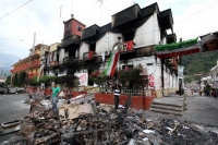 Lunes 1 de octubre del 2012. Motozintla, Chiapas. Aspectos de la violencia en esta comunidad de la zona sierra de Chiapas durante este fin de semana cuando personas inconformes incendiaron el edificio de la administración municipal, la Casa de la Cultura,