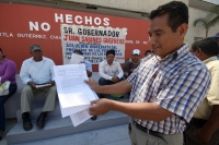 Martes 24 de abril del 2012. Mototaxistas de la ciudad de Villaflores se plantan esta mañana en la plaza central de Tuxtla para exigir que las autoridades del autotransporte estatal intervengan para controlar a los prestadores de servicios los cuales son 