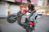 Miércoles 10 de noviembre. Un joven motociclista prueba su destreza aprovechando las vialidades cerradas sobre la 5ª norte de esta ciudad.