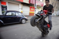 Miércoles 10 de noviembre. Un joven motociclista prueba su destreza aprovechando las vialidades cerradas sobre la 5ª norte de esta ciudad.