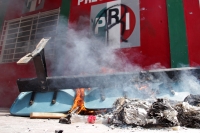 Jueves 14 de julio del 2016. Tuxtla Gutiérrez. Varios edificios de partidos políticos municipales son saqueados e incendiados este medio día por miembros del Movimiento Magisterial en contra de la Reforma Educativa durante las jornadas de protesta en la c