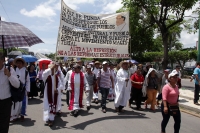 Viernes  1 de julio del 2016. Tuxtla Gutiérrez. La marcha por la paz organizada por el Pueblo Creyente de las regiones de Los Altos de Chiapas hacia el campamento del Movimiento Magisterial en el primer cuadro de la capital de este estado del sureste de M