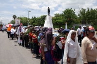 Viernes  1 de julio del 2016. Tuxtla Gutiérrez. La marcha por la paz organizada por el Pueblo Creyente de las regiones de Los Altos de Chiapas hacia el campamento del Movimiento Magisterial en el primer cuadro de la capital de este estado del sureste de M