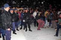 Momentos antes de ser agredidos por los policías de la ciudad de San Cristóbal de las Casas, jóvenes coletos, turistas y extranjeros bailaban y cantaban después del concierto de La maldita Vecindad dentro de la Feria de la Primavera y la Paz.