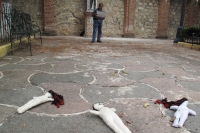 Miércoles 1 de junio. Trabajadores de mantenimiento del Ex convento de la Merced en San Cristóbal de las Casas, encontraron esta mañana varios muñecos en uno de los patios de este lugar por lo que temen que grupos de indígenas estén realizando prácticas d