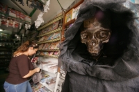 Martes 26 de octubre. Los personajes que representan a la Muerte y a algunos espectros pueden verse en algunas calles de la ciudad de Tuxtla.