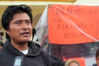Sabádo 16 de junio del 2012. Oxchuc. El jueves pasado, indígenas de la comunidad de Oxchuc protestaron en la plaza del edificio de la administración municipal con el cuerpo de un indígena que fuera atropellado por el chofer del candidato del PANAL a la pr
