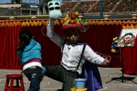EL GRUPO DE TITIRETEROS DEL ESCENARIO EL TRASHUMANTE PRESENTA EL ESPECTACULO "CUERPO SANO, VIDA SANA Y LOS MUERTOS VIVIENTES" EN LAQ EXPLANADQA DEL CARMEN EN LA CIUDAD DE SAN CRISTOBAL DE LAS CASAS