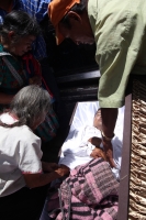 Lunes 2 de julio del 2012. Pueblo Nuevo, Chiapas. Familiares de los militantes del PRI muertos la víspera en Pueblo Nuevo Solistahuacan piden justicia por los hechos violentos durante las elecciones de este domingo.