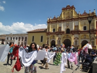 Miércoles 9 de marzo. Foto/Miradasur. San Cristóbal de las Casas. Mujeres de diferentes grupos sociales realizan una singular protesta en la Plaza de la Paz donde cuelgan ropajes íntimos con mensajes de igualdad.