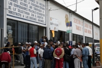 Policías Municipales de Tuxtla se manifiestan en las instalaciones de esta corporación policiaca para exigir a los mandos que les sean pagadas las prestaciones profesionales que se les adeuda desde hace un año, así como garantías de seguridad y equipamien