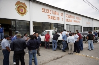 Policías Municipales de Tuxtla se manifiestan en las instalaciones de esta corporación policiaca para exigir a los mandos que les sean pagadas las prestaciones profesionales que se les adeuda desde hace un año, así como garantías de seguridad y equipamien