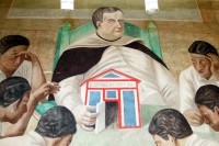 Uno de los atentados más infames que le han sucedido al arte en Chiapas, es el sufrido por el mural del maestro Cesar Corzo cuando se dio la remodelación del edificio de la 14 Poniente. El plafón del techo deja el rostro del prócer chiapaneco fuera de la 
