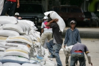 Continua el trabajo de llenado y acarreo de bultos de arena en las cercanias de la parte baja del río Sabinal, la cual comprende las calles cercanas al fraccionamiento Madero y al 5 de Mayo.
