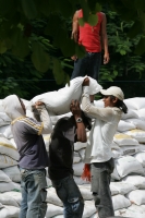 Continua el trabajo de llenado y acarreo de bultos de arena en las cercanias de la parte baja del río Sabinal, la cual comprende las calles cercanas al fraccionamiento Madero y al 5 de Mayo.