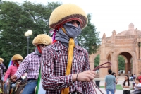 Martes 8 de agosto del 2017. Chiapa de Corzo. Los Alférez y Naguares recorren las calles para encontrarse en el Camposanto de Santo Domingo donde realizan la representación de las batallas chiapacorceñas en honor al Santo Patrón de esta comunidad de la Ri Martes 8 de agosto del 2017. Chiapa de Corzo. Los Alférez y Naguares recorren las calles para encontrarse en el Camposanto de Santo Domingo donde realizan la representación de las batallas chiapacorceñas en honor al Santo Patrón de esta comunidad de la Ri