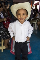 Sábado 8 de agosto del 2015. Chiapa de Corzo. Los niños son llevados a la iglesia de Santo Domingo en la víspera de la festividad del patrono de esta comunidad ribereña donde se les inculca la costumbre de realizar el recorrido de Alférez y Naguares donde