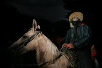 Lunes 9 de agosto, Chiapa de Corzo. Los Naguares y Alférez, recorren a caballo el antiguo camposanto de la ciudad de Chiapa de Corzo a un costado del convento de Chiapa de Corzo donde realizan este tradicional recorrido durante las celebraciones de Santo 