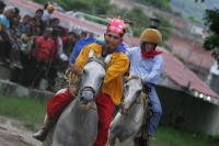 Lunes 9 de agosto, Chiapa de Corzo. Los Naguares y Alférez, recorren a caballo el antiguo camposanto de la ciudad de Chiapa de Corzo a un costado del convento de Chiapa de Corzo donde realizan este tradicional recorrido durante las celebraciones de Santo 