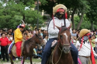 Lunes 9 de agosto, Chiapa de Corzo. Los Naguares y Alférez, recorren a caballo el antiguo camposanto de la ciudad de Chiapa de Corzo a un costado del convento de Chiapa de Corzo donde realizan este tradicional recorrido durante las celebraciones de Santo 