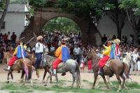 Lunes 9 de agosto, Chiapa de Corzo. Los Naguares y Alférez, recorren a caballo el antiguo camposanto de la ciudad de Chiapa de Corzo a un costado del convento de Chiapa de Corzo donde realizan este tradicional recorrido durante las celebraciones de Santo 