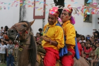 Lunes 9 de agosto, Chiapa de Corzo. Los Naguares y Alférez, recorren a caballo el antiguo camposanto de la ciudad de Chiapa de Corzo a un costado del convento de Chiapa de Corzo donde realizan este tradicional recorrido durante las celebraciones de Santo 