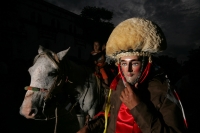 Lunes 9 de agosto, Chiapa de Corzo. Los Naguares y Alférez, recorren a caballo el antiguo camposanto de la ciudad de Chiapa de Corzo a un costado del convento de Chiapa de Corzo donde realizan este tradicional recorrido durante las celebraciones de Santo 