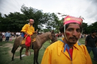 Lunes 9 de agosto, Chiapa de Corzo. Los Naguares y Alférez, recorren a caballo el antiguo camposanto de la ciudad de Chiapa de Corzo a un costado del convento de Chiapa de Corzo donde realizan este tradicional recorrido durante las celebraciones de Santo 
