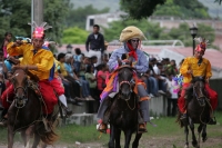 Lunes 9 de agosto, Chiapa de Corzo. Los Naguares y Alférez, recorren a caballo el antiguo camposanto de la ciudad de Chiapa de Corzo a un costado del convento de Chiapa de Corzo donde realizan este tradicional recorrido durante las celebraciones de Santo 