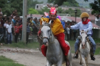 Lunes 9 de agosto, Chiapa de Corzo. Los Naguares y Alférez, recorren a caballo el antiguo camposanto de la ciudad de Chiapa de Corzo a un costado del convento de Chiapa de Corzo donde realizan este tradicional recorrido durante las celebraciones de Santo 