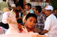 Martes 24 de julio del 2018. Suchiapa. El Caballito de Namballuly. Los jóvenes danzantes se reúnen alrededor del altar preparado para la Virgen de Santa Ana y San Esteban en el atrio de la iglesia de la comunidad, en  donde bailan alrededor al ritmo de 