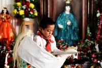 Martes 24 de julio del 2018. Suchiapa. El Caballito de Namballuly. Los jóvenes danzantes se reúnen alrededor del altar preparado para la Virgen de Santa Ana y San Esteban en el atrio de la iglesia de la comunidad, en  donde bailan alrededor al ritmo de 