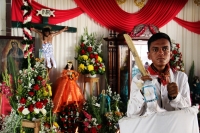 Martes 24 de julio del 2018. Suchiapa. El Caballito de Namballuly. Los jóvenes danzantes se reúnen alrededor del altar preparado para la Virgen de Santa Ana y San Esteban en el atrio de la iglesia de la comunidad, en  donde bailan alrededor al ritmo de 
