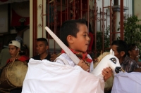 Martes 24 de julio del 2018. Suchiapa. El Caballito de Namballuly. Los jóvenes danzantes se reúnen alrededor del altar preparado para la Virgen de Santa Ana y San Esteban en el atrio de la iglesia de la comunidad, en  donde bailan alrededor al ritmo de 