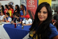 Viernes 13 de mayo. Las bellezas que acompañan a la Nascar Corona Series lucen esplendorosas en la conferencia de prensa donde se presenta el serial de este próximo domingo.