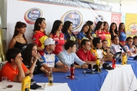 Viernes 13 de mayo. Las bellezas que acompañan a la Nascar Corona Series lucen esplendorosas en la conferencia de prensa donde se presenta el serial de este próximo domingo.