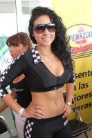 Viernes 13 de mayo. Las bellezas que acompañan a la Nascar Corona Series lucen esplendorosas en la conferencia de prensa donde se presenta el serial de este próximo domingo.